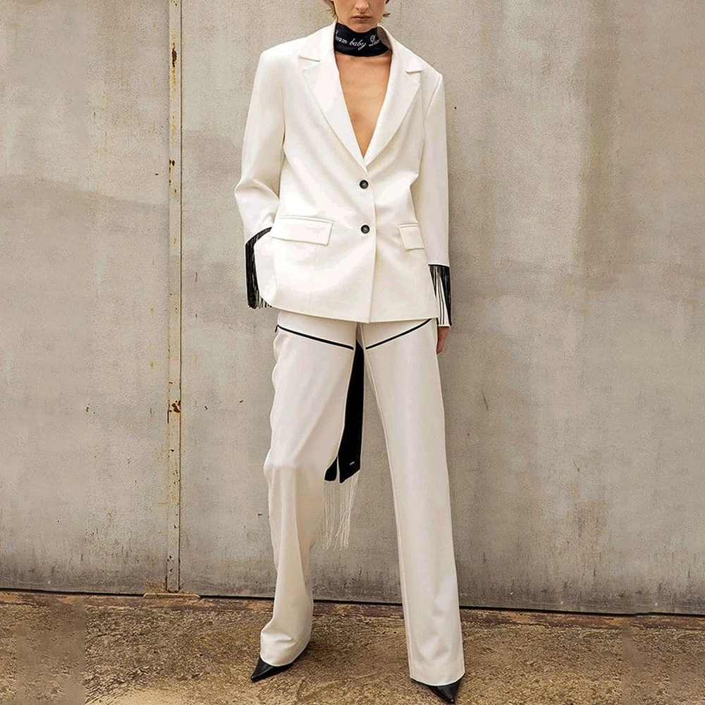 Women Formal Wear Without Blazer - ชุดเซ็ตสองชิ้นสีขาวแฟชั่น เสื้อเบลเซอร์แขนยาวแต่งพู่ ด้านหลังเว้าผูกโบว์ กางเกงทรงเข้ารูป เหมาะสำหรับงานพรอม งานวันเกิด