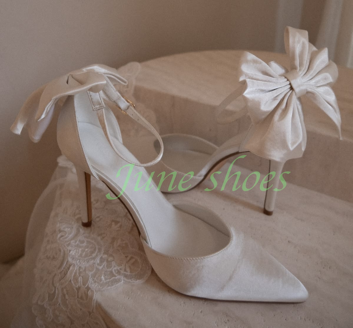 Slingback Heel Formal - รองเท้าส้นสูงแบบสวมเปิดส้น สายรัดข้อเท้า หัวแหลม ผ้าซาตินสีงาช้าง ประดับโบว์ด้านหลัง ส้นเข็ม