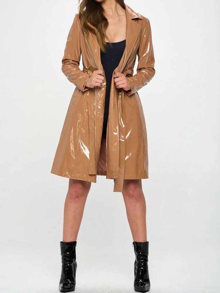 Trench Coat Formal - หนังสังเคราะห์เงาวาวผูกคอปกเสื้อเสื้อฝนผู้หญิงเก๋ๆ PU สีทึบเสื้อโอเวอร์โค้ทความบันเทิงแบบลำลองกำหนดเองใหม่