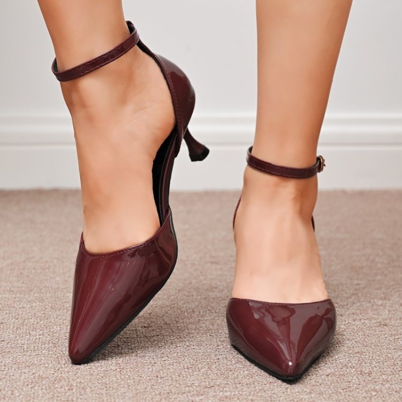 Kitten Heel Women - รองเท้าส้นสูงหัวแหลมสำหรับผู้หญิง ส้นเตี้ยแบบคิตเทนฮีล ผิวเงาแบบหนังแก้ว สายรัดข้อเท้าพร้อมหัวเข็มขัด รองเท้าสำหรับงานปาร์ตี้และชุดเดรส สไตล์คลาสสิก